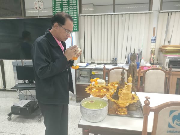 พช.ยโสธร  สรงน้ำพระพุทธรูปเพื่อความเป็นสิริมงคลรับขวัญวันปีใหม่ไทย