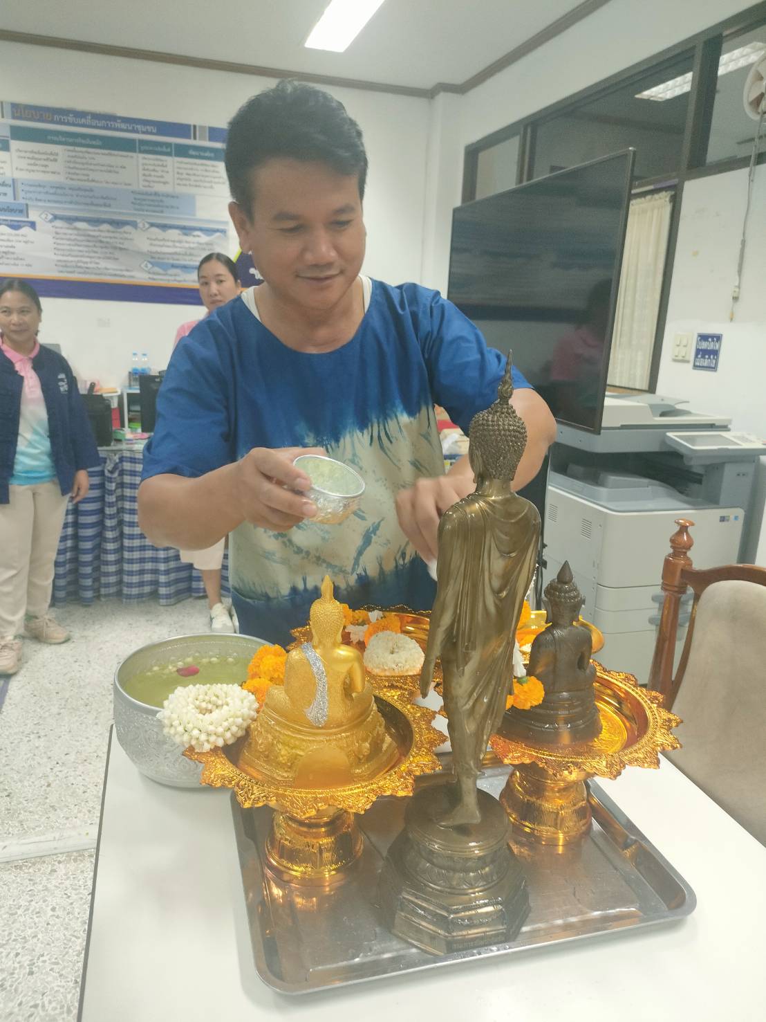 พช.ยโสธร  สรงน้ำพระพุทธรูปเพื่อความเป็นสิริมงคลรับขวัญวันปีใหม่ไทย