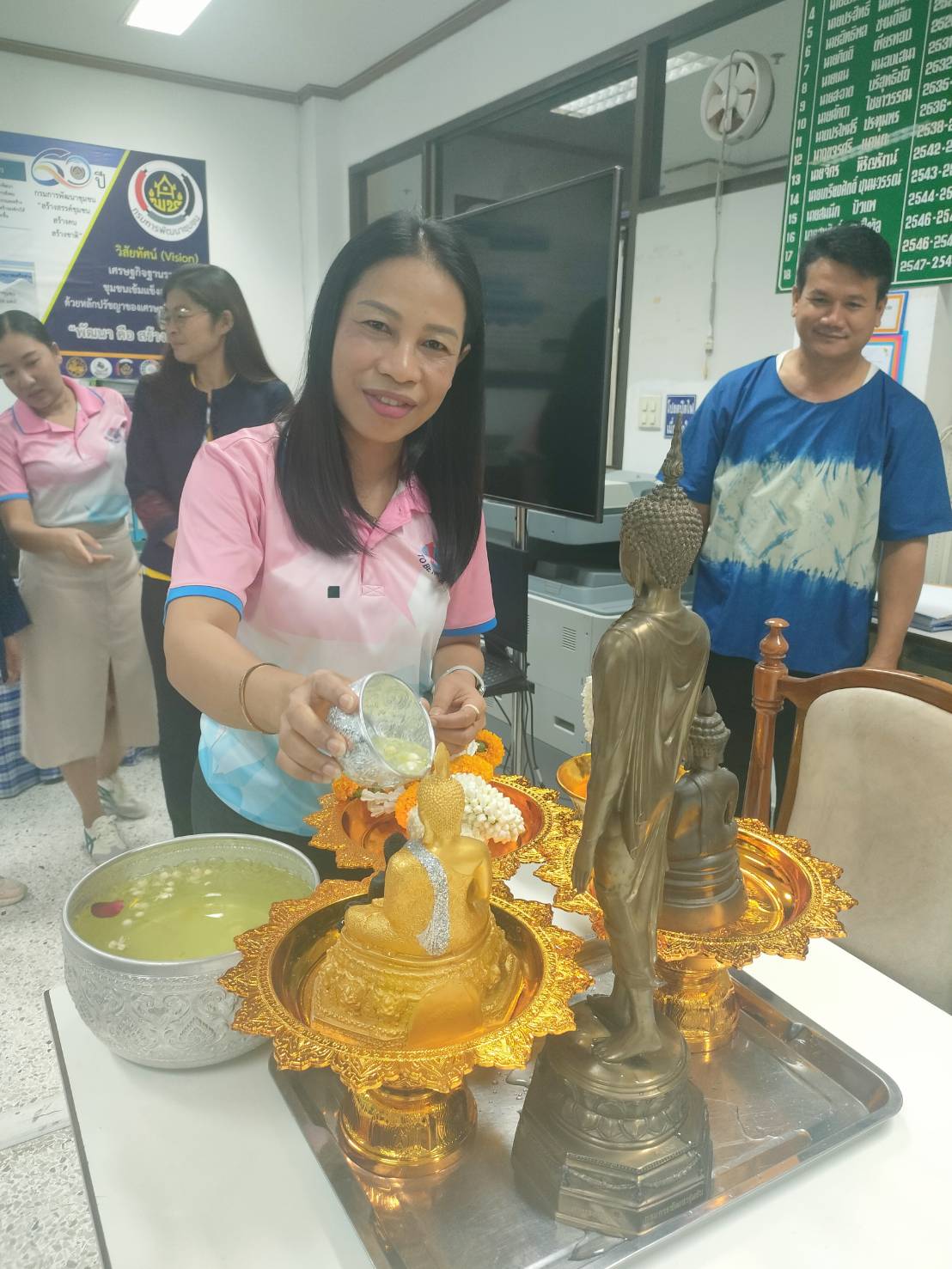 พช.ยโสธร  สรงน้ำพระพุทธรูปเพื่อความเป็นสิริมงคลรับขวัญวันปีใหม่ไทย