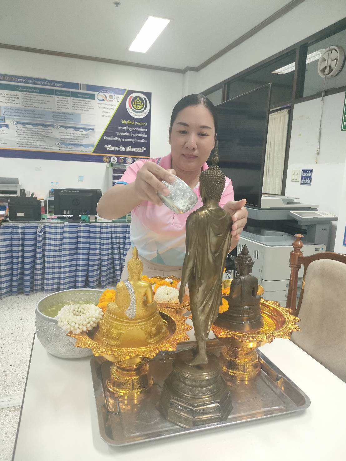 พช.ยโสธร  สรงน้ำพระพุทธรูปเพื่อความเป็นสิริมงคลรับขวัญวันปีใหม่ไทย