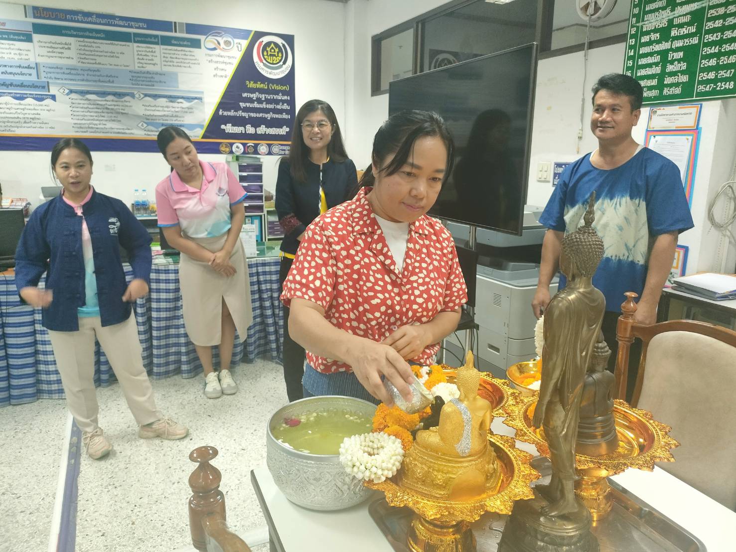 พช.ยโสธร  สรงน้ำพระพุทธรูปเพื่อความเป็นสิริมงคลรับขวัญวันปีใหม่ไทย