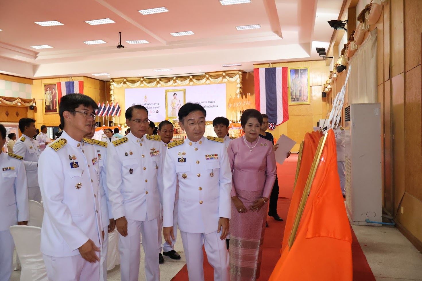 จังหวัดยโสธร โดยสำนักงานพัฒนาชุมชนจังหวัดยโสธร จัดพิธีมอบแบบลายผ้าพระราชทาน “ผ้าลายสิริราชพัสตราภรณ์” ให้กับหัวหน้าส่วนราชการจังหวัด นายอำเภอทุกอำเภอ และกลุ่มทอผ้า เพื่อนำไปเป็นต้นแบบและสร้างสรรค์ผลงาน โดยการพัฒนาต่อยอดตามอัตลักษณ์ภูมิปัญญาดั้งเดิมของชาวจังหวัดยโสธร