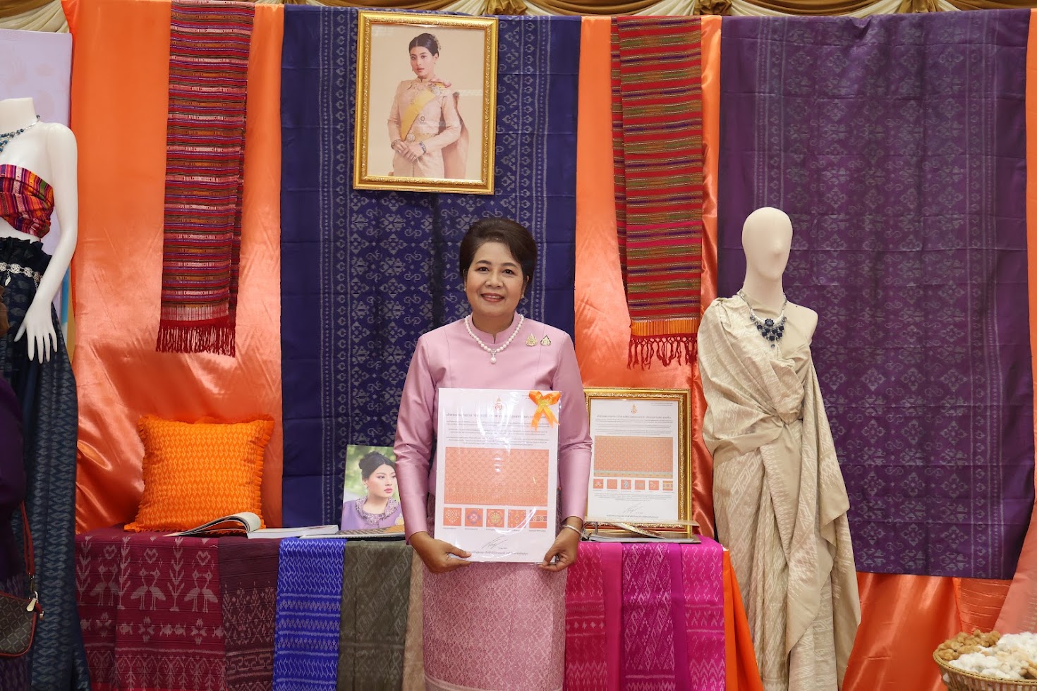 จังหวัดยโสธร โดยสำนักงานพัฒนาชุมชนจังหวัดยโสธร จัดพิธีมอบแบบลายผ้าพระราชทาน “ผ้าลายสิริราชพัสตราภรณ์” ให้กับหัวหน้าส่วนราชการจังหวัด นายอำเภอทุกอำเภอ และกลุ่มทอผ้า เพื่อนำไปเป็นต้นแบบและสร้างสรรค์ผลงาน โดยการพัฒนาต่อยอดตามอัตลักษณ์ภูมิปัญญาดั้งเดิมของชาวจังหวัดยโสธร