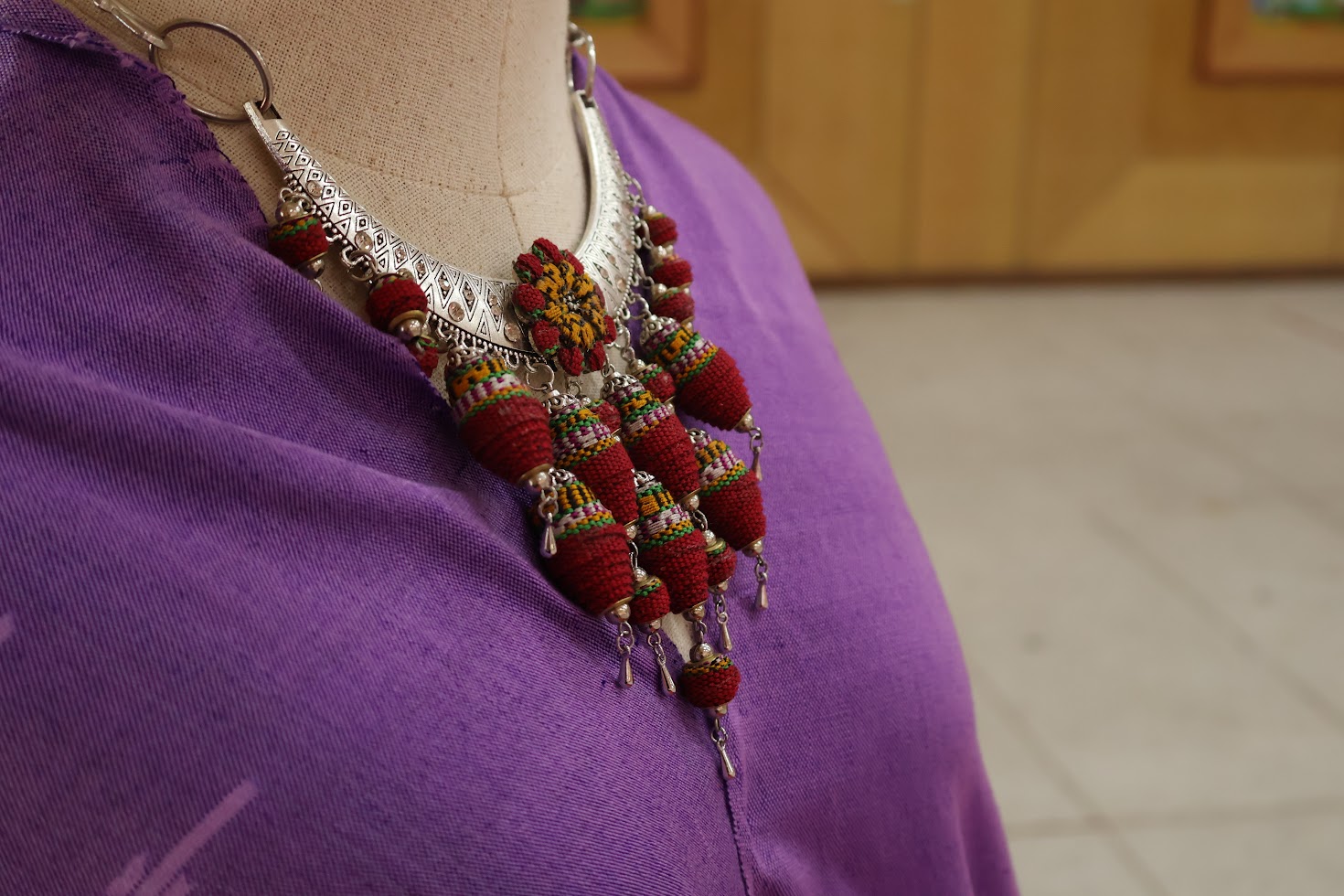 จังหวัดยโสธร โดยสำนักงานพัฒนาชุมชนจังหวัดยโสธร จัดพิธีมอบแบบลายผ้าพระราชทาน “ผ้าลายสิริราชพัสตราภรณ์” ให้กับหัวหน้าส่วนราชการจังหวัด นายอำเภอทุกอำเภอ และกลุ่มทอผ้า เพื่อนำไปเป็นต้นแบบและสร้างสรรค์ผลงาน โดยการพัฒนาต่อยอดตามอัตลักษณ์ภูมิปัญญาดั้งเดิมของชาวจังหวัดยโสธร