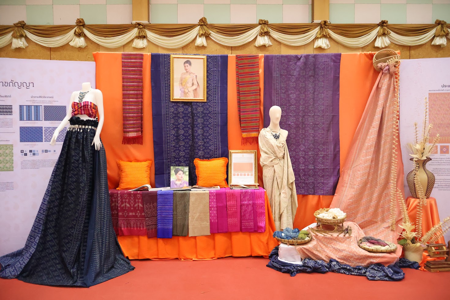 จังหวัดยโสธร โดยสำนักงานพัฒนาชุมชนจังหวัดยโสธร จัดพิธีมอบแบบลายผ้าพระราชทาน “ผ้าลายสิริราชพัสตราภรณ์” ให้กับหัวหน้าส่วนราชการจังหวัด นายอำเภอทุกอำเภอ และกลุ่มทอผ้า เพื่อนำไปเป็นต้นแบบและสร้างสรรค์ผลงาน โดยการพัฒนาต่อยอดตามอัตลักษณ์ภูมิปัญญาดั้งเดิมของชาวจังหวัดยโสธร