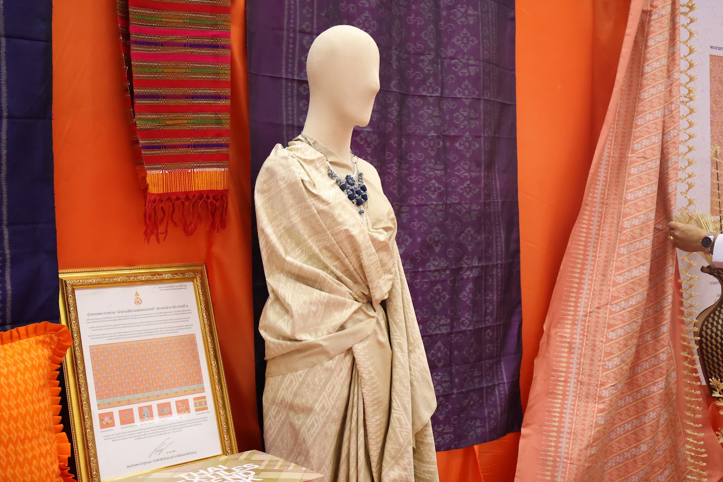 จังหวัดยโสธร โดยสำนักงานพัฒนาชุมชนจังหวัดยโสธร จัดพิธีมอบแบบลายผ้าพระราชทาน “ผ้าลายสิริราชพัสตราภรณ์” ให้กับหัวหน้าส่วนราชการจังหวัด นายอำเภอทุกอำเภอ และกลุ่มทอผ้า เพื่อนำไปเป็นต้นแบบและสร้างสรรค์ผลงาน โดยการพัฒนาต่อยอดตามอัตลักษณ์ภูมิปัญญาดั้งเดิมของชาวจังหวัดยโสธร