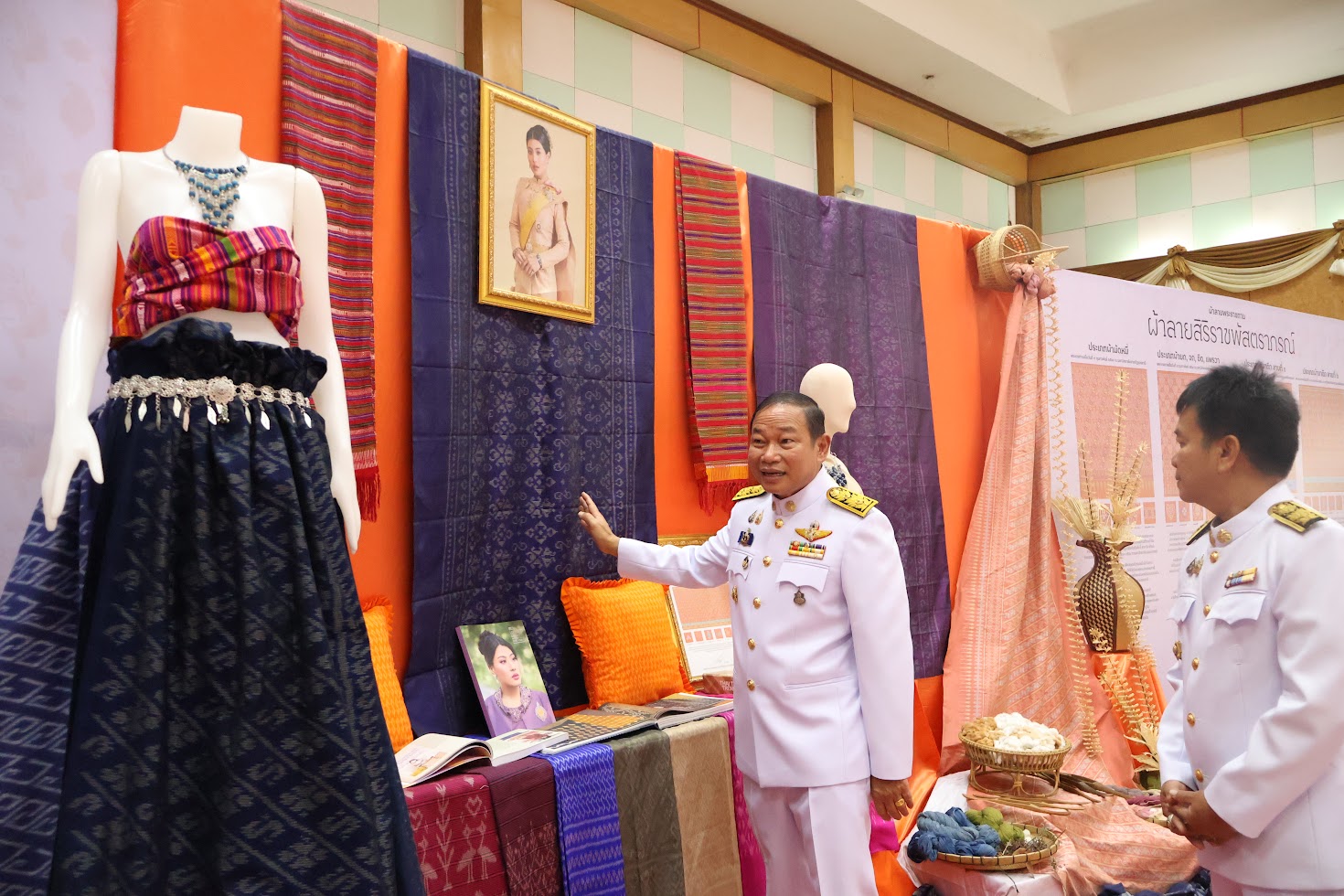 จังหวัดยโสธร โดยสำนักงานพัฒนาชุมชนจังหวัดยโสธร จัดพิธีมอบแบบลายผ้าพระราชทาน “ผ้าลายสิริราชพัสตราภรณ์” ให้กับหัวหน้าส่วนราชการจังหวัด นายอำเภอทุกอำเภอ และกลุ่มทอผ้า เพื่อนำไปเป็นต้นแบบและสร้างสรรค์ผลงาน โดยการพัฒนาต่อยอดตามอัตลักษณ์ภูมิปัญญาดั้งเดิมของชาวจังหวัดยโสธร