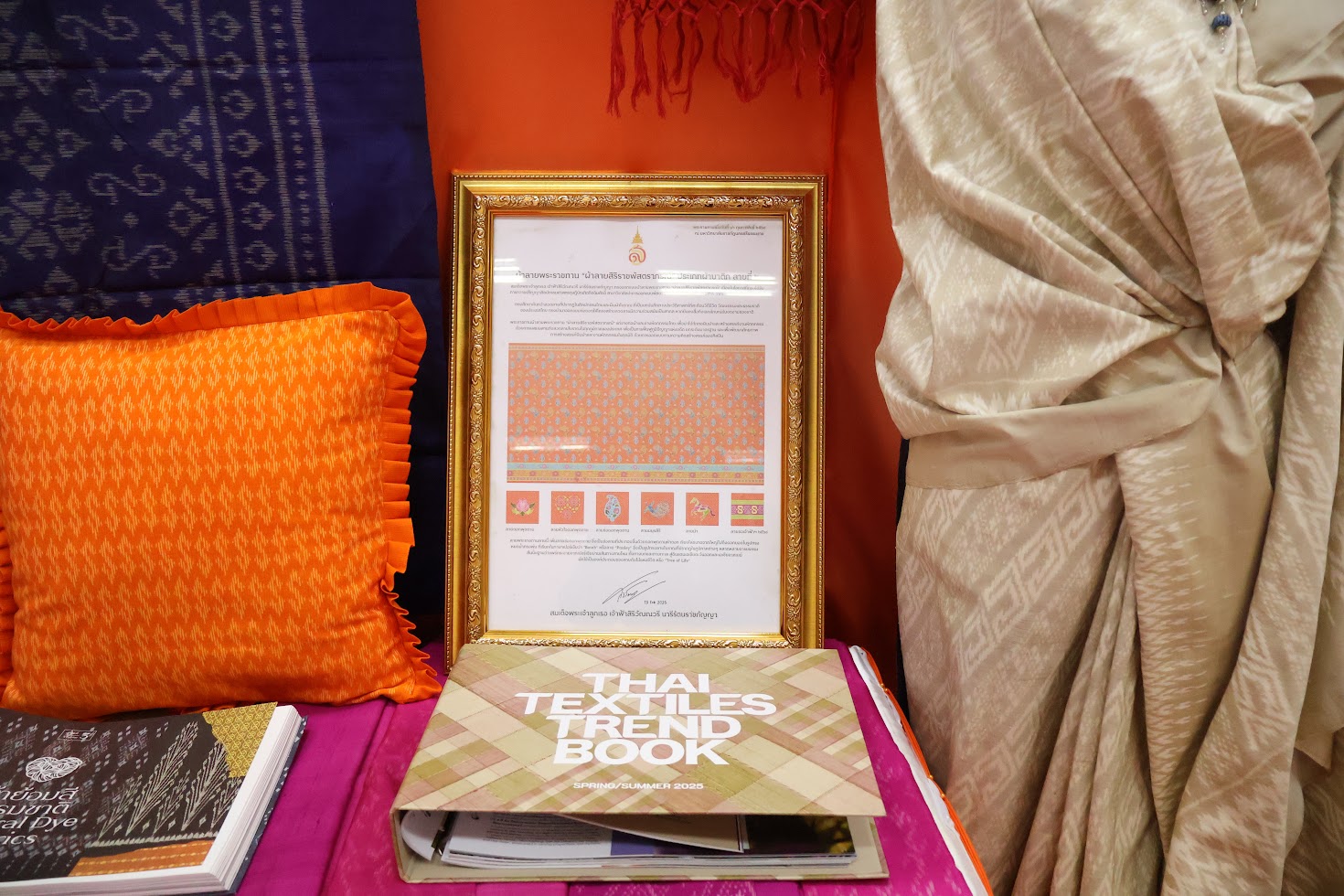 จังหวัดยโสธร โดยสำนักงานพัฒนาชุมชนจังหวัดยโสธร จัดพิธีมอบแบบลายผ้าพระราชทาน “ผ้าลายสิริราชพัสตราภรณ์” ให้กับหัวหน้าส่วนราชการจังหวัด นายอำเภอทุกอำเภอ และกลุ่มทอผ้า เพื่อนำไปเป็นต้นแบบและสร้างสรรค์ผลงาน โดยการพัฒนาต่อยอดตามอัตลักษณ์ภูมิปัญญาดั้งเดิมของชาวจังหวัดยโสธร