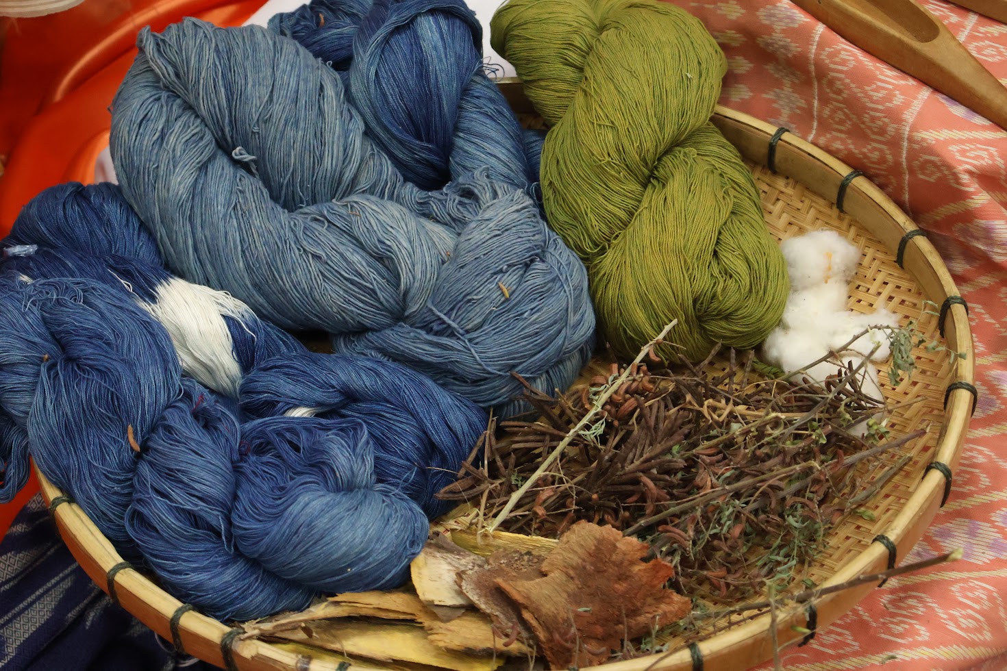 จังหวัดยโสธร โดยสำนักงานพัฒนาชุมชนจังหวัดยโสธร จัดพิธีมอบแบบลายผ้าพระราชทาน “ผ้าลายสิริราชพัสตราภรณ์” ให้กับหัวหน้าส่วนราชการจังหวัด นายอำเภอทุกอำเภอ และกลุ่มทอผ้า เพื่อนำไปเป็นต้นแบบและสร้างสรรค์ผลงาน โดยการพัฒนาต่อยอดตามอัตลักษณ์ภูมิปัญญาดั้งเดิมของชาวจังหวัดยโสธร