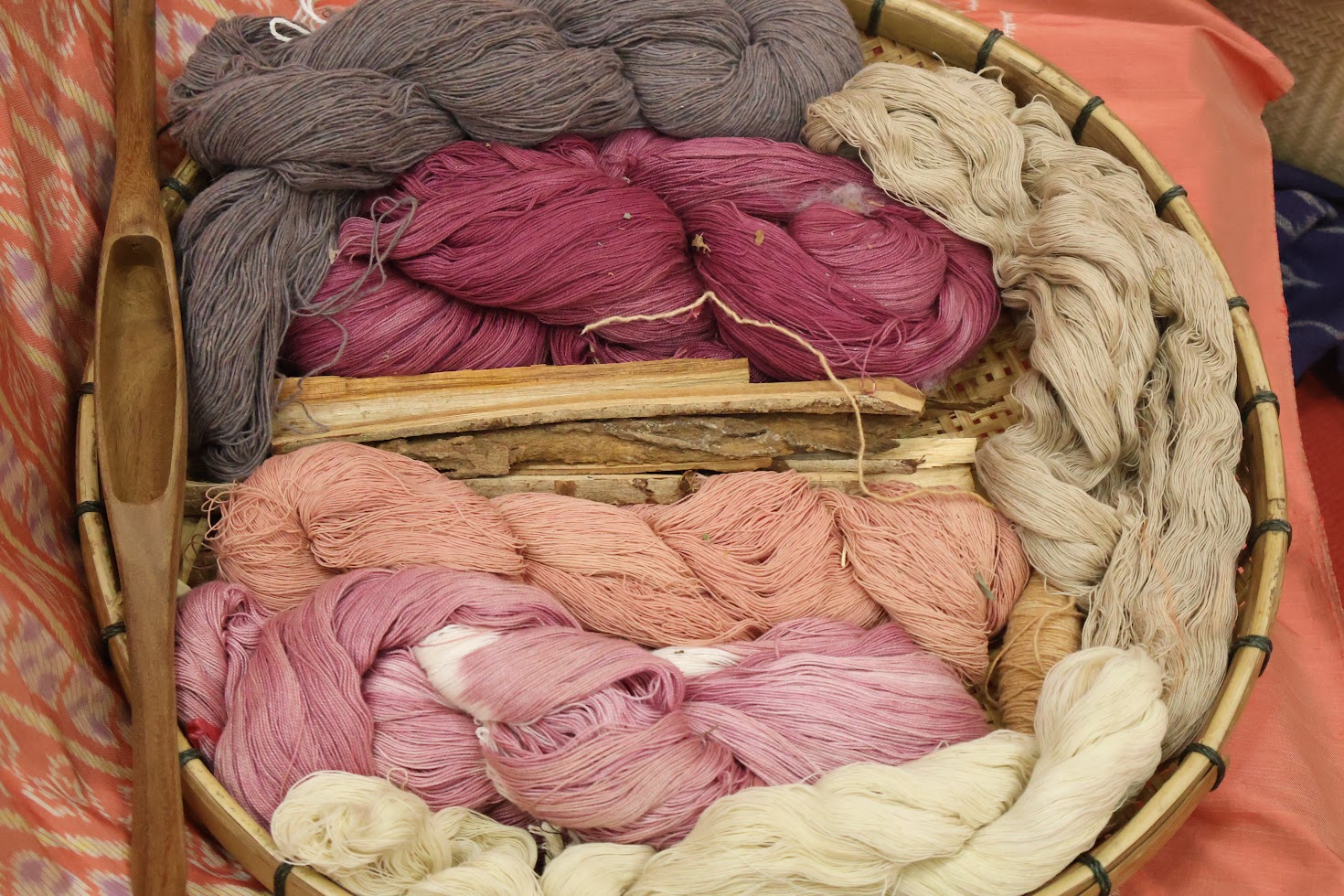 จังหวัดยโสธร โดยสำนักงานพัฒนาชุมชนจังหวัดยโสธร จัดพิธีมอบแบบลายผ้าพระราชทาน “ผ้าลายสิริราชพัสตราภรณ์” ให้กับหัวหน้าส่วนราชการจังหวัด นายอำเภอทุกอำเภอ และกลุ่มทอผ้า เพื่อนำไปเป็นต้นแบบและสร้างสรรค์ผลงาน โดยการพัฒนาต่อยอดตามอัตลักษณ์ภูมิปัญญาดั้งเดิมของชาวจังหวัดยโสธร