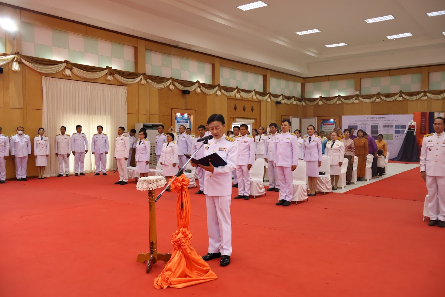 จังหวัดยโสธร โดยสำนักงานพัฒนาชุมชนจังหวัดยโสธร จัดพิธีมอบแบบลายผ้าพระราชทาน “ผ้าลายสิริราชพัสตราภรณ์” ให้กับหัวหน้าส่วนราชการจังหวัด นายอำเภอทุกอำเภอ และกลุ่มทอผ้า เพื่อนำไปเป็นต้นแบบและสร้างสรรค์ผลงาน โดยการพัฒนาต่อยอดตามอัตลักษณ์ภูมิปัญญาดั้งเดิมของชาวจังหวัดยโสธร