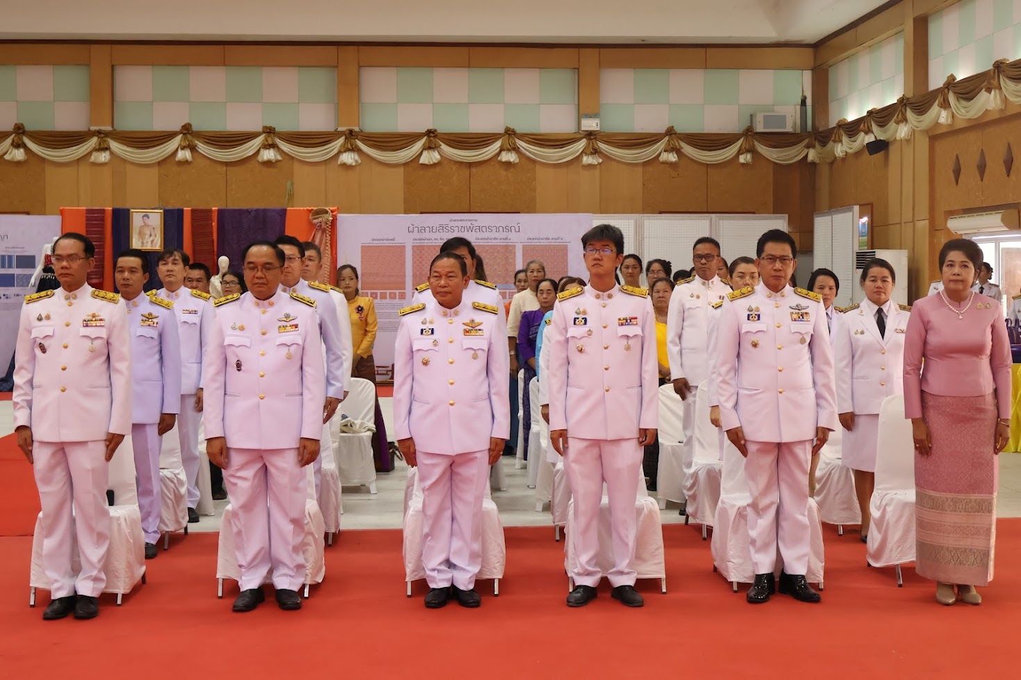 จังหวัดยโสธร โดยสำนักงานพัฒนาชุมชนจังหวัดยโสธร จัดพิธีมอบแบบลายผ้าพระราชทาน “ผ้าลายสิริราชพัสตราภรณ์” ให้กับหัวหน้าส่วนราชการจังหวัด นายอำเภอทุกอำเภอ และกลุ่มทอผ้า เพื่อนำไปเป็นต้นแบบและสร้างสรรค์ผลงาน โดยการพัฒนาต่อยอดตามอัตลักษณ์ภูมิปัญญาดั้งเดิมของชาวจังหวัดยโสธร