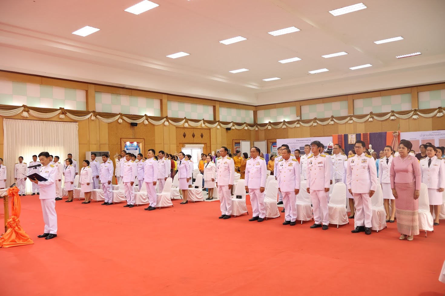 จังหวัดยโสธร โดยสำนักงานพัฒนาชุมชนจังหวัดยโสธร จัดพิธีมอบแบบลายผ้าพระราชทาน “ผ้าลายสิริราชพัสตราภรณ์” ให้กับหัวหน้าส่วนราชการจังหวัด นายอำเภอทุกอำเภอ และกลุ่มทอผ้า เพื่อนำไปเป็นต้นแบบและสร้างสรรค์ผลงาน โดยการพัฒนาต่อยอดตามอัตลักษณ์ภูมิปัญญาดั้งเดิมของชาวจังหวัดยโสธร