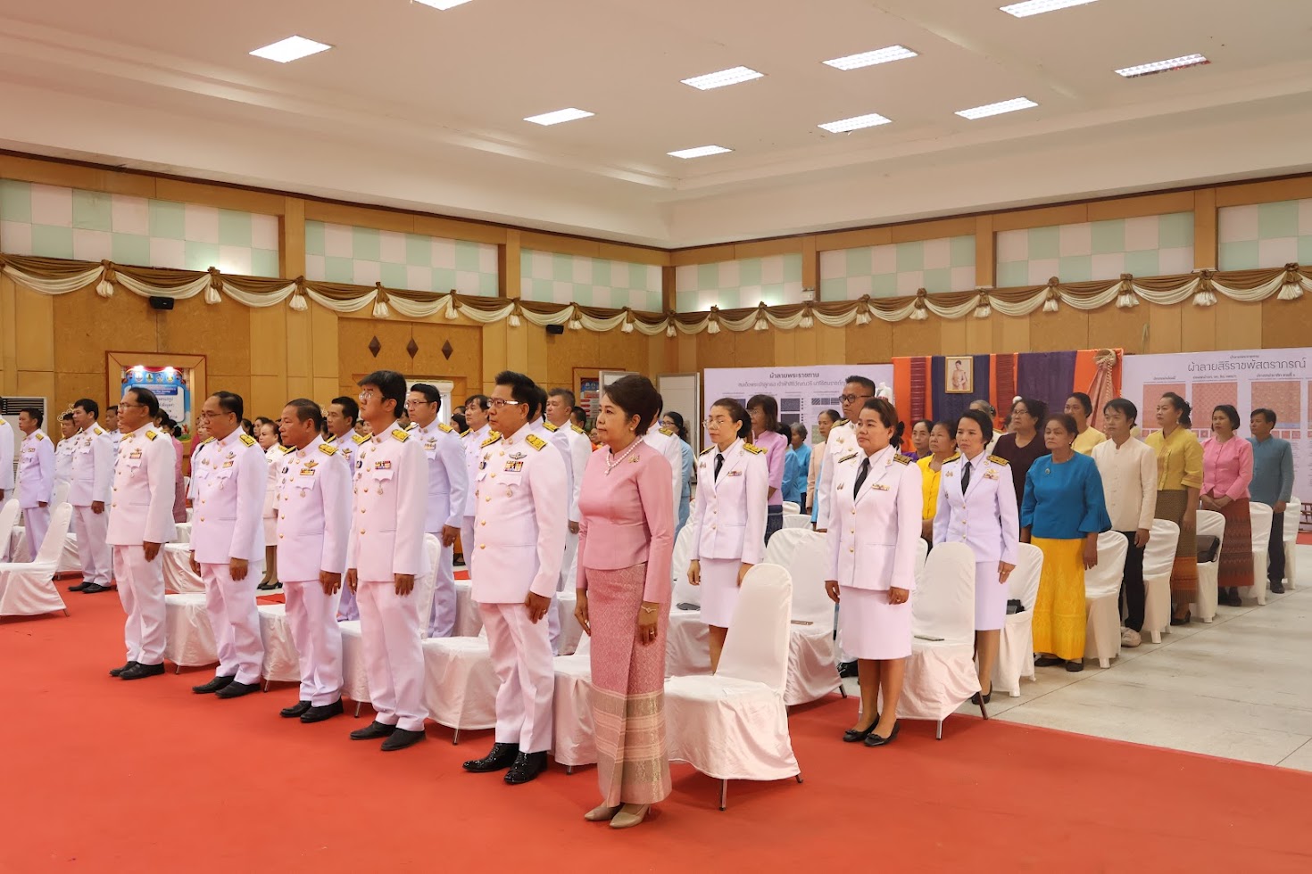 จังหวัดยโสธร โดยสำนักงานพัฒนาชุมชนจังหวัดยโสธร จัดพิธีมอบแบบลายผ้าพระราชทาน “ผ้าลายสิริราชพัสตราภรณ์” ให้กับหัวหน้าส่วนราชการจังหวัด นายอำเภอทุกอำเภอ และกลุ่มทอผ้า เพื่อนำไปเป็นต้นแบบและสร้างสรรค์ผลงาน โดยการพัฒนาต่อยอดตามอัตลักษณ์ภูมิปัญญาดั้งเดิมของชาวจังหวัดยโสธร