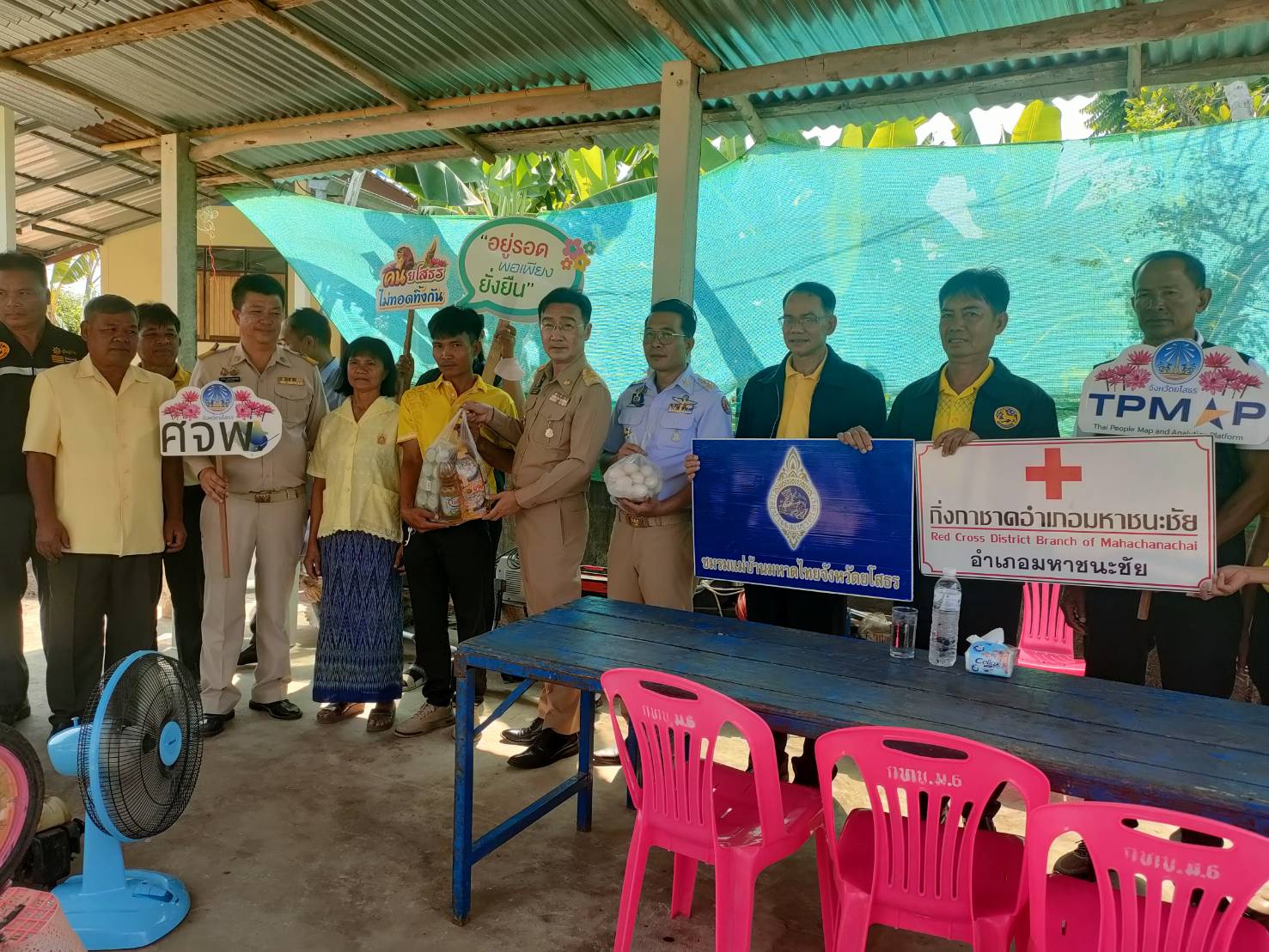 🎉จังหวัดยโสธร🎉 โดยสำนักงานพัฒนาชุมชนจังหวัดยโสธรลงพื้นที่เยี่ยมครัวเรือนเป้าหมาย ขับเคลื่อนงานขจัดความยากจนและพัฒนาคนทุกช่วงวัยอย่างยั่งยืนตามหลักปรัชญาของเศรษฐกิจพอเพียง ในพื้นที่อำเภอมหาชนะชัย จังหวัดยโสธร