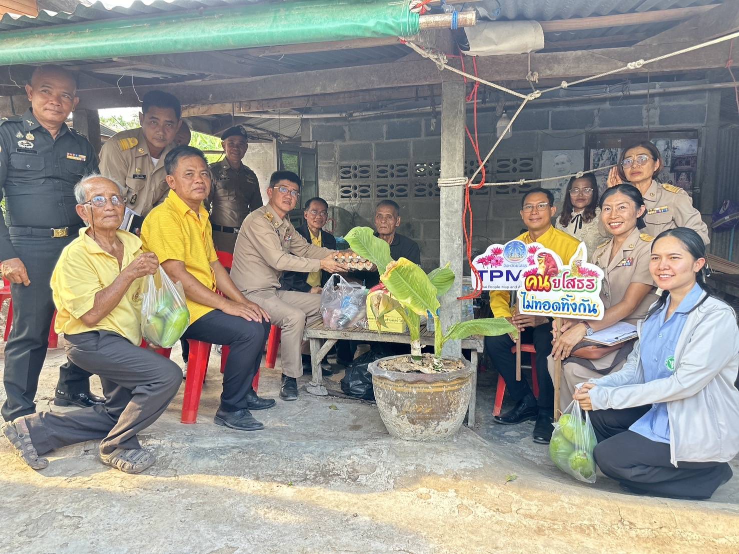 🎉จังหวัดยโสธร🎉 โดยสำนักงานพัฒนาชุมชนจังหวัดยโสธรลงพื้นที่เยี่ยมครัวเรือนเป้าหมาย ขับเคลื่อนงานขจัดความยากจนและพัฒนาคนทุกช่วงวัยอย่างยั่งยืนตามหลักปรัชญาของเศรษฐกิจพอเพียง ในพื้นที่อำเภอค้อวัง จังหวัดยโสธร