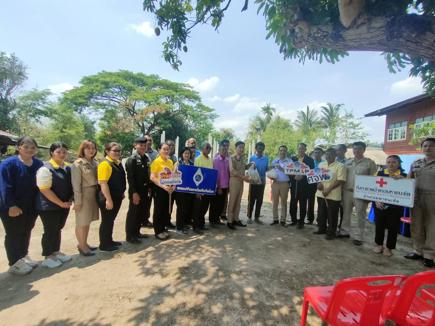🎉จังหวัดยโสธร🎉 โดยสำนักงานพัฒนาชุมชนจังหวัดยโสธรลงพื้นที่เยี่ยมครัวเรือนเป้าหมาย ขับเคลื่อนงานขจัดความยากจนและพัฒนาคนทุกช่วงวัยอย่างยั่งยืนตามหลักปรัชญาของเศรษฐกิจพอเพียง ในพื้นที่อำเภอค้อวัง จังหวัดยโสธร