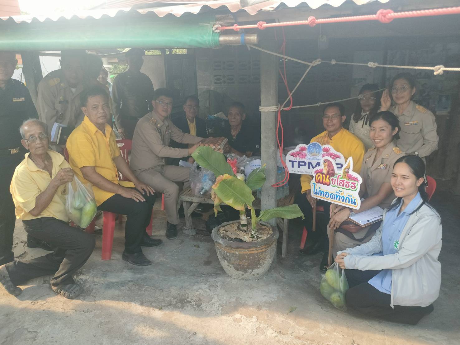 🎉จังหวัดยโสธร🎉 โดยสำนักงานพัฒนาชุมชนจังหวัดยโสธรลงพื้นที่เยี่ยมครัวเรือนเป้าหมาย ขับเคลื่อนงานขจัดความยากจนและพัฒนาคนทุกช่วงวัยอย่างยั่งยืนตามหลักปรัชญาของเศรษฐกิจพอเพียง ในพื้นที่อำเภอค้อวัง จังหวัดยโสธร