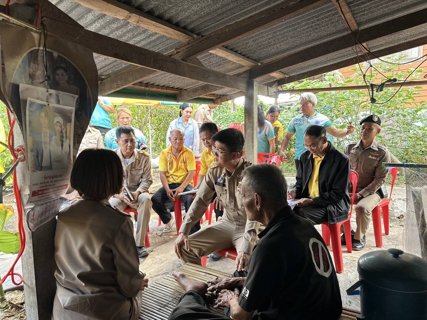 🎉จังหวัดยโสธร🎉 โดยสำนักงานพัฒนาชุมชนจังหวัดยโสธรลงพื้นที่เยี่ยมครัวเรือนเป้าหมาย ขับเคลื่อนงานขจัดความยากจนและพัฒนาคนทุกช่วงวัยอย่างยั่งยืนตามหลักปรัชญาของเศรษฐกิจพอเพียง ในพื้นที่อำเภอค้อวัง จังหวัดยโสธร