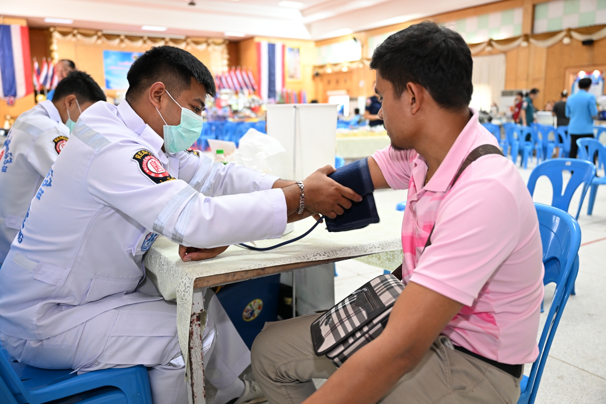 พช.ยโสธร ร่วมมอบวัสดุอุปกรณ์สนับสนุนการประกอบอาชีพให้แก่ครัวเรือนเป้าหมายจังหวัดยโสธร ร่วมกับคณะผู้บริหารมูลนิธิป่อเต็กตึ๊ง