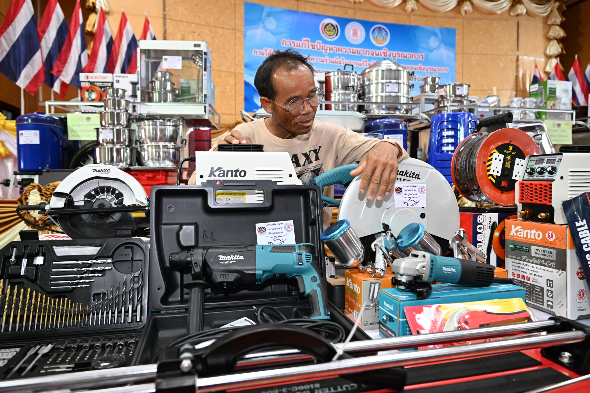 พช.ยโสธร ร่วมมอบวัสดุอุปกรณ์สนับสนุนการประกอบอาชีพให้แก่ครัวเรือนเป้าหมายจังหวัดยโสธร ร่วมกับคณะผู้บริหารมูลนิธิป่อเต็กตึ๊ง